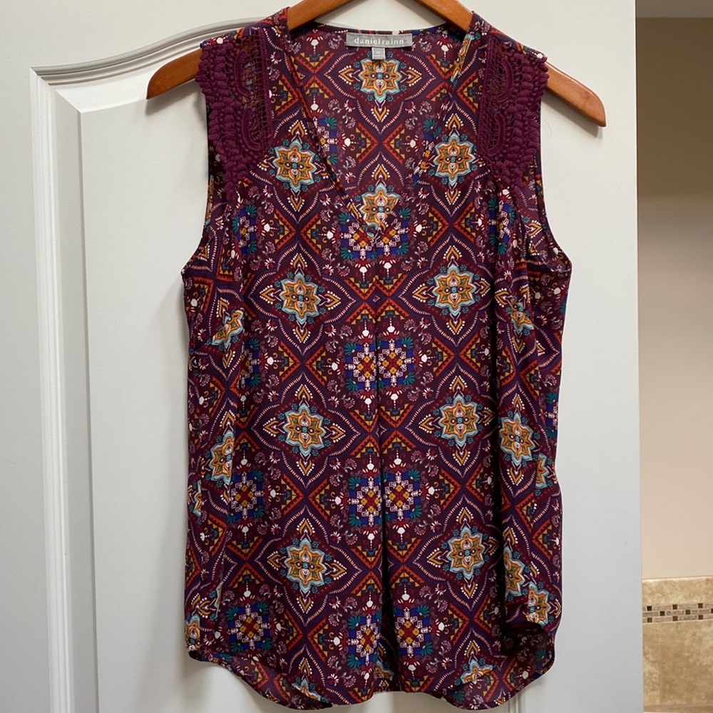 Daniel Rainn  burgundy and multicolor sleeveless blouse, size Small